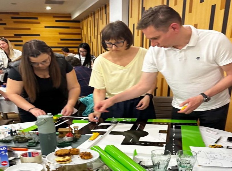 Karitatív játékkészítő programunk a játékgyár, melyen épp egy mini város készül